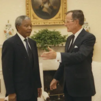 Nelson Mandela et George H. W. Bush dans le Bureau ovale (1991)