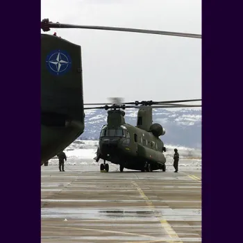 Hélicoptère de l'OTAN sur une base militaire pendant la guerre du Kosovo (1999)