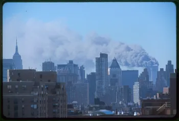Vue de Manhattan avec la fumée des tours du World Trade Center, 11 septembre 2001