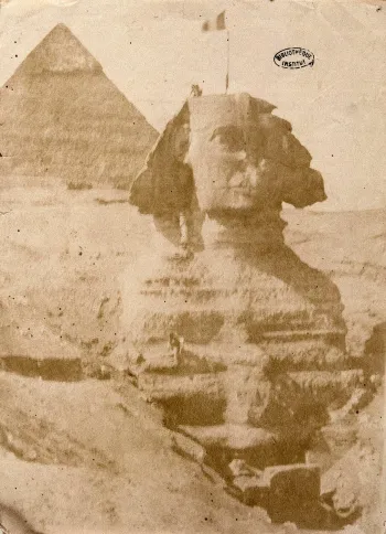 Photo ancienne sépia du Sphinx de Gizeh et d'une pyramide.